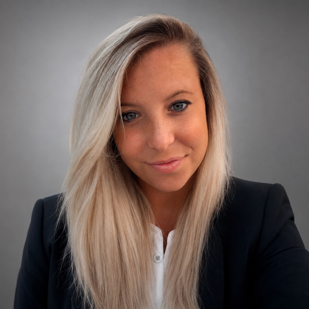 Portrait of Charlotte, founder of Doukii Compass